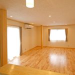 「見せる柱」のリノベーションの居間