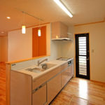 「見せる柱」のリノベーションのキッチン