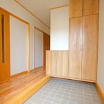 「見せる柱」のリノベーションの玄関