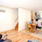 「見せる柱」のリノベーションのリビング